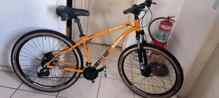 Vendo bicicleta Caloi semi nova top.