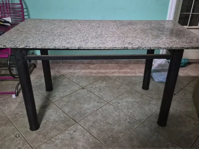 Mesa de granito (sem cadeiras)
