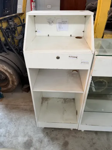 Mobília para lojas foi de uma farmácia 