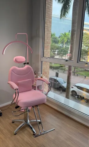 Cadeira para cabeleireira ou maquiadora + luminária