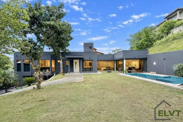 Casa em Condomínio em Embu das Artes | 4 Quartos (3 Suítes), Piscina e Gourmet