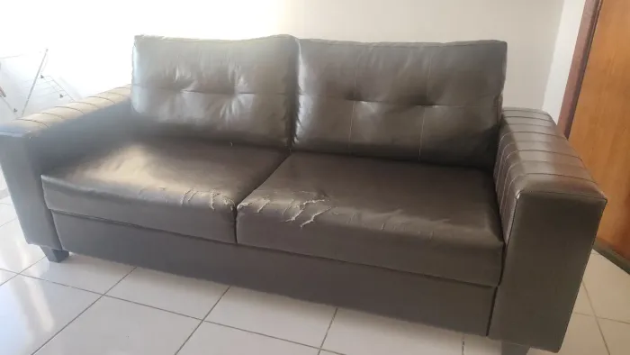VENDO SOFÁ DE TRÊS LUGARES 