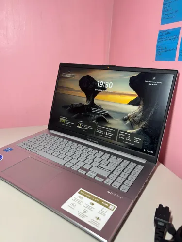 Notebook ASUS Vivobook Go 15 i3 8GB 512GB SSD - Impecável