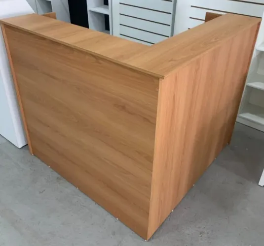 Balcão para atendimento L em mdf amadeirado 