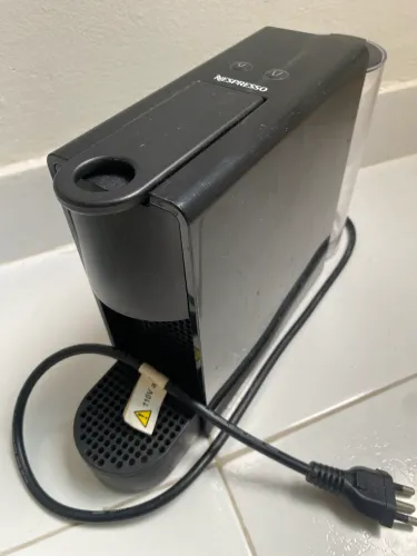 Cafeteira Espresso Nespresso Essenza Mini Preta 127V