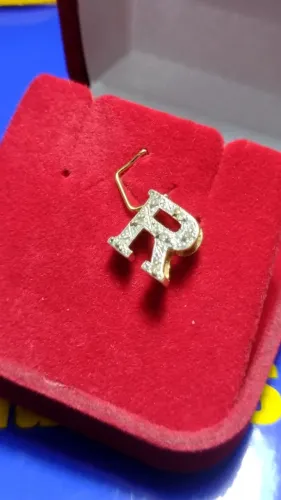 Pingente Letra R Ouro18 Kilates 10 mm Peso 1.00 Gramas Com Ouro Branco e Diamentes Somente