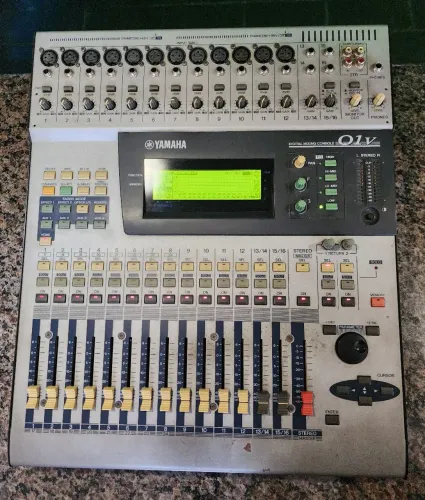 Mesa de Som Yamaha 01v com Manual (Valor Negociável e entrega pela OLX)