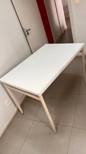Mesa branca retangular base ferro