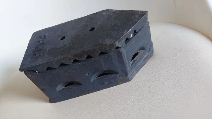 Ferro de passar roupa carvão - a brasa,sem alça)