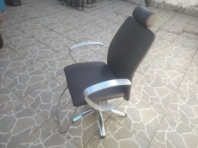 Cadeira de Barbeiro e Salão Reclinável Semi Nova - Com Apoio de Cabeça