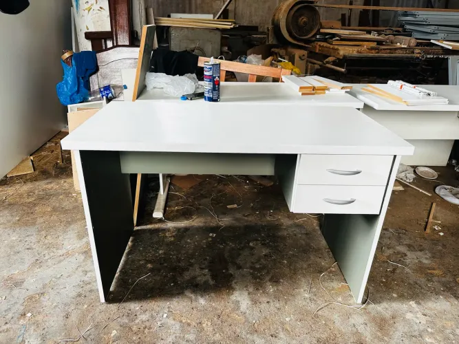 Mesa de Escritório em MDF com tampo grosso e 2 Gavetas- Nova