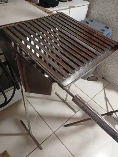 Churrasqueira desmontável de inox com grelha