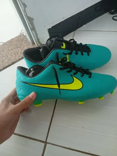 Vende-se chuteira de campo da Nike tamanho 40 nunca foi usada