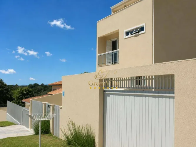 Casa Triplex com Vista Panorâmica para a Serra do Mar | 302 m² | Amplo Terreno | Curitiba