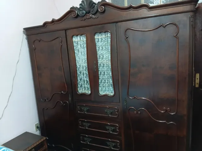 Dois guarda roupas clássicos estilo Chippendale.