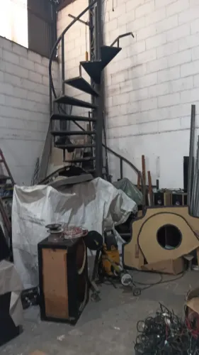 Vendo escada caracol prática versátil em ótimo estado