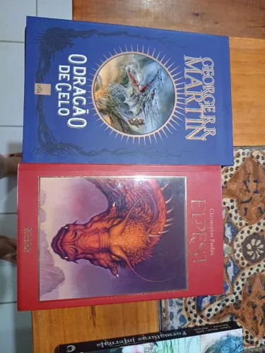 Dois livros: Eldest e O Dragão de Gelo