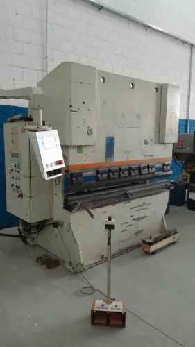 Dobradeira hidráulica CNC.
