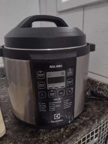 Panela elétrica Electrolux modelo Rita lobo