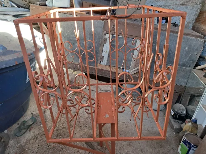 VENDE-SE UMA LIXEIRA DE FERRO BATIDO 