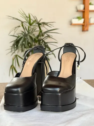 Sapato Scarpin Meia Pata Preta Schutz Luan Couro