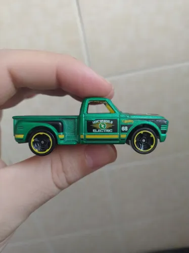 Miniatura Hot Wheels Custom 69 Chevy Pickup Verde Electric Loose Novo 1:64