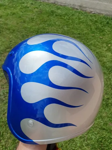 Capacete com pintura flames