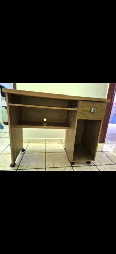 Mesa madeira refinada para computador