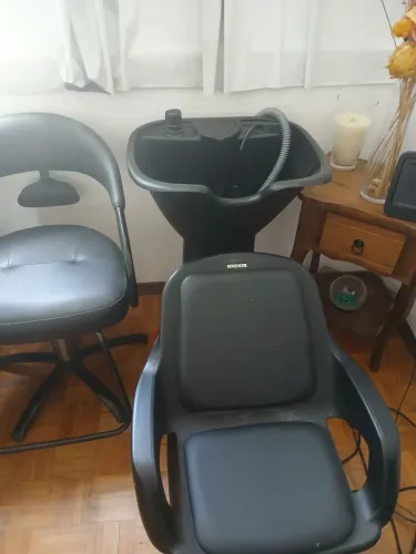 Vendo cadeira  de salão e lavatório.
