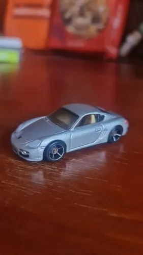 Hot Wheels Porsche Cayman S - Main Line - Escala 1:64