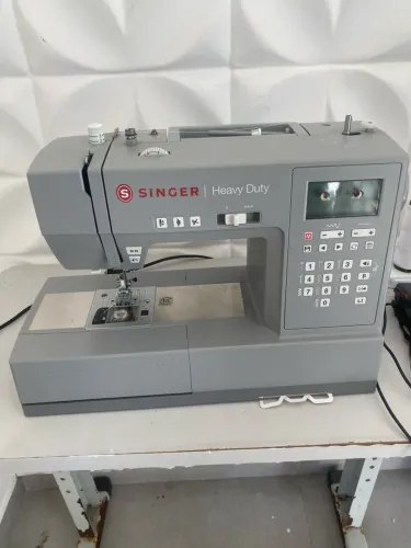 Máquina de costura singer Heavy Duty