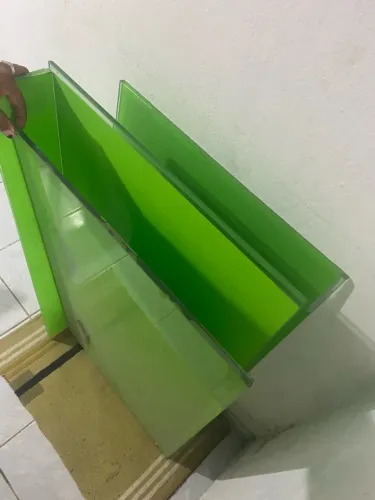 Móvel / Expositor em Vidro Transparente com Película Verde - Múltiplos Usos!