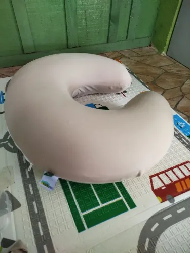 Almofada de amamentação + acompanha colher dosadora de silicone buba