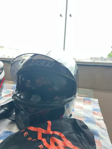 VENDO 2 CAPACETES E RETROVISOR F800 ROSCA HONDA