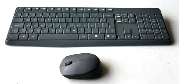 Teclado e Mouse Sem Fio Logitech (K235 + M170) - Com Receptor USB - Usado - Funcionando