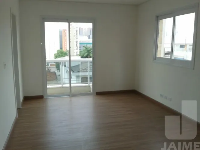 Conjunto comercial com sala, 2 banheiros, sacada e vaga com manobrista.