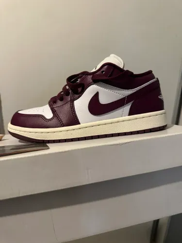 Air Jordan Roxo na caixa 