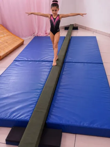 Trave de equilíbrio de chão ginástica artística .