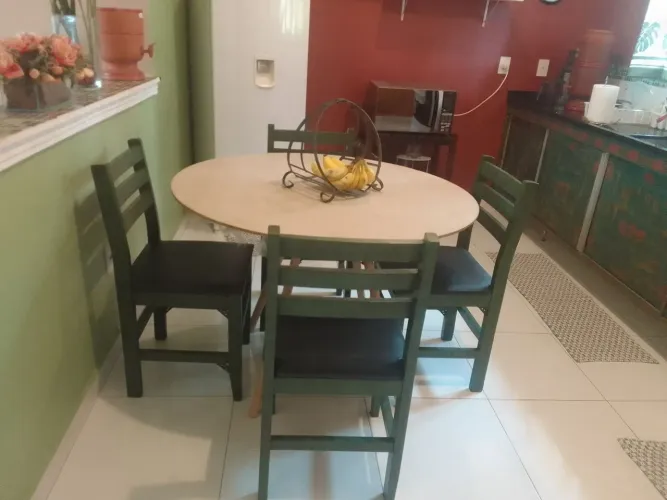 Jogo mesa 4 cadeiras conservado
