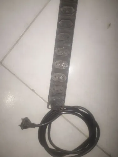 Extensão com 12 tomadas. 2 metros.