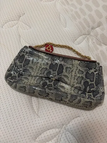 Bolsa Victoria?s Secret animal print com corrente dourada