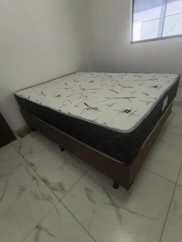 Cama de Casal em Ótimo Estado de Conservação