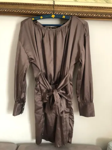 VESTIDO DE CETIM MARROM