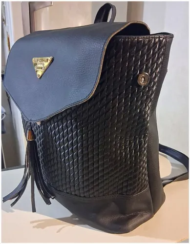 Bolsa Mochila Feminina Preta Texturizada semi-nova!
