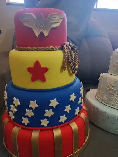Bolo maquete mulher maravilha