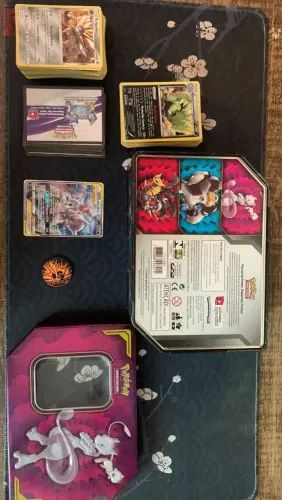 Mewtwo & Mew-GX Promo RL1 PT-BR + Lata Aliados + Baralho Completo - Pokémon TCG - Original