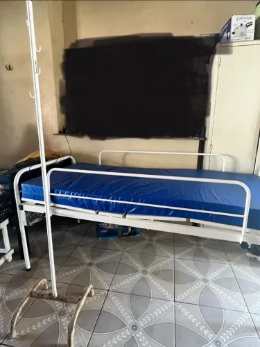 Cama hospitalar com colchão e capa de colchão