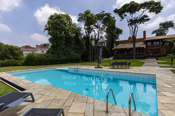 Casa à venda com 4 suítes, piscina, academia, quadra de squash, conforto, espaço e luz nat