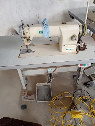 Máquina de costura reta