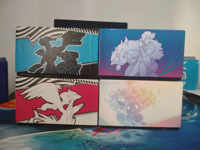 CAIXAS VAZIAS POKÉMON TCG - AMIGOS DE JORNADA, EVOLUÇÕES PRISMATICAS, WHITE FLARE E BLACK